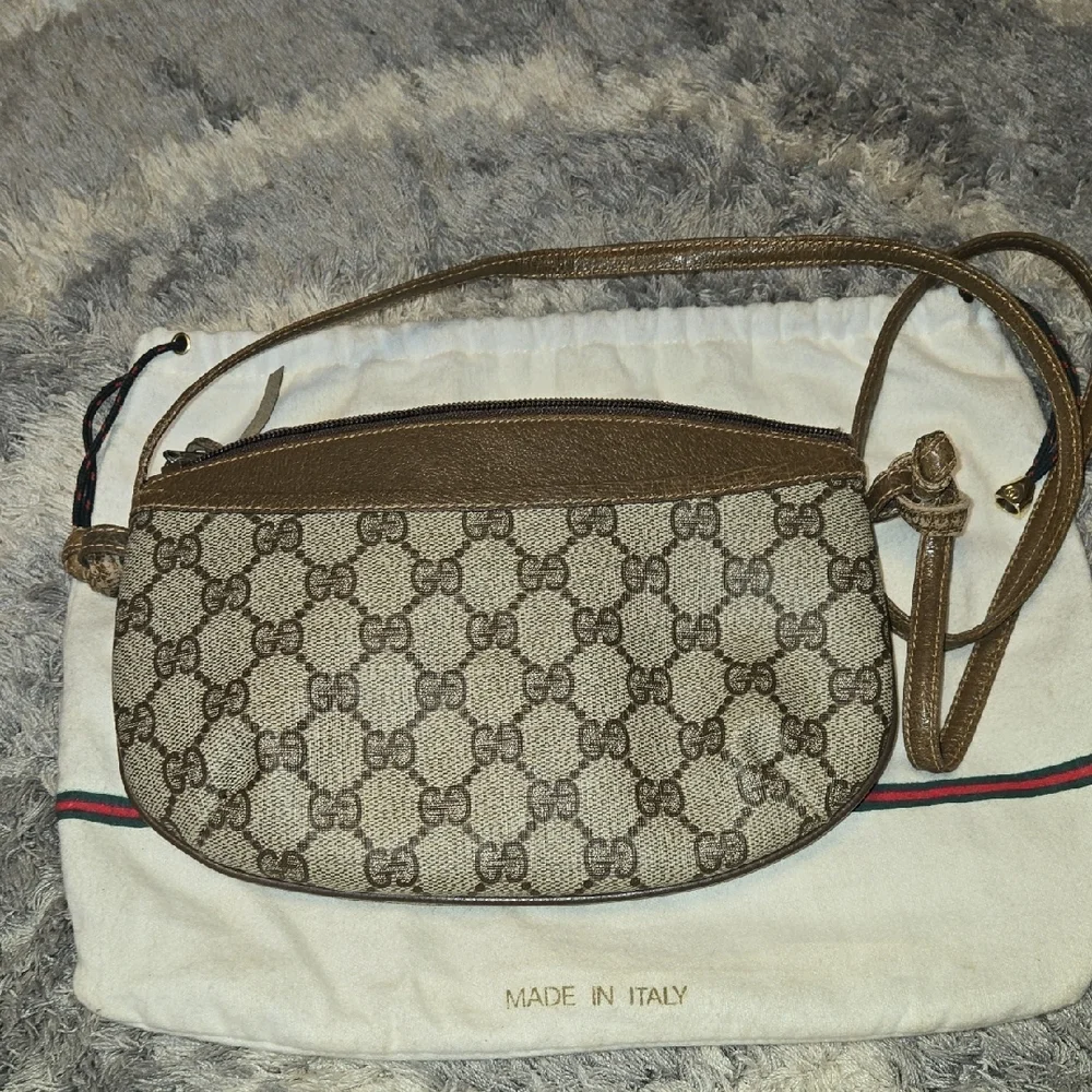 Gucci Signature Monogram Supreme Shoulder Bag in Brown and Cream - Picture 11 of 16